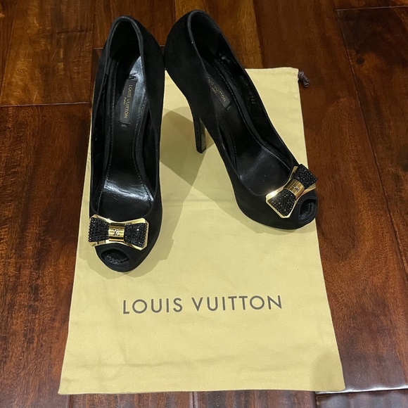 Louis Vuitton Bow Heels with Crystal Stud Detailing - Only Worn Once - Picture 6 of 6